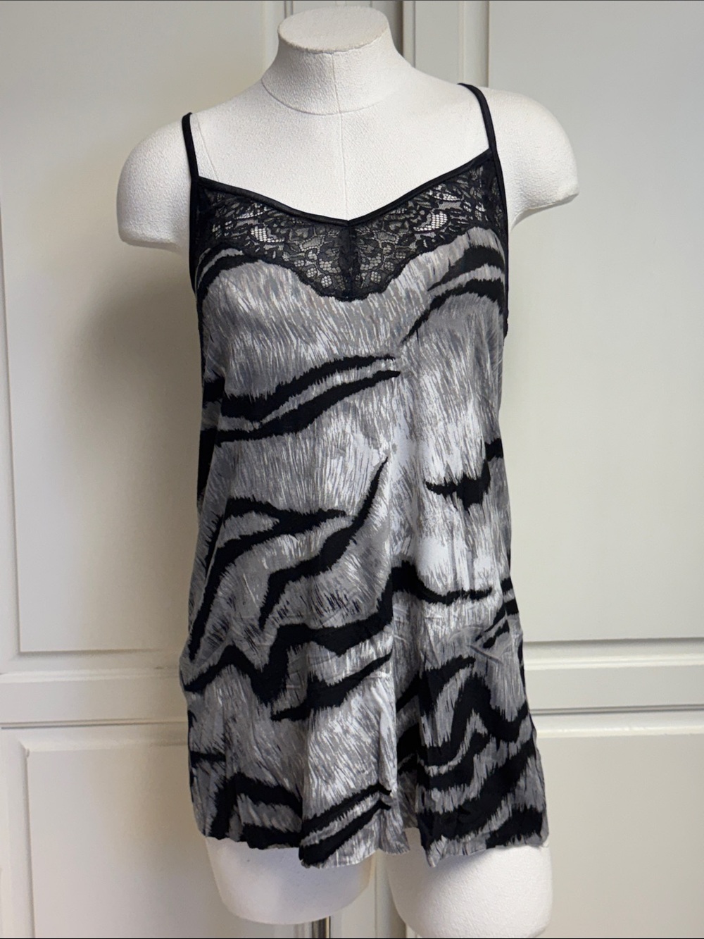 NEW 😃 WHITE HOUSE BLACK MARKET tank top sz. S but could fit medium easily